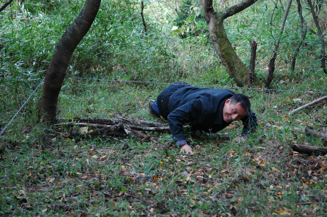 Asiatic black bear_U thibetanus_Sichuan China_testing barbed wire hair snare_D Garshelis