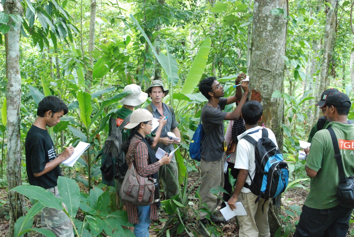 Teaching class to measure bear claw marks Bangladesh_R Steinmetz