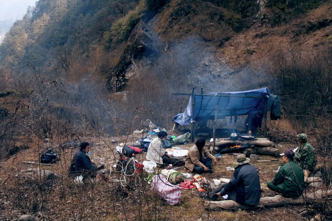 Giant panda_A melanoleuca_Liangshan Mountains_field team during survey of isolated population_Fang Wang